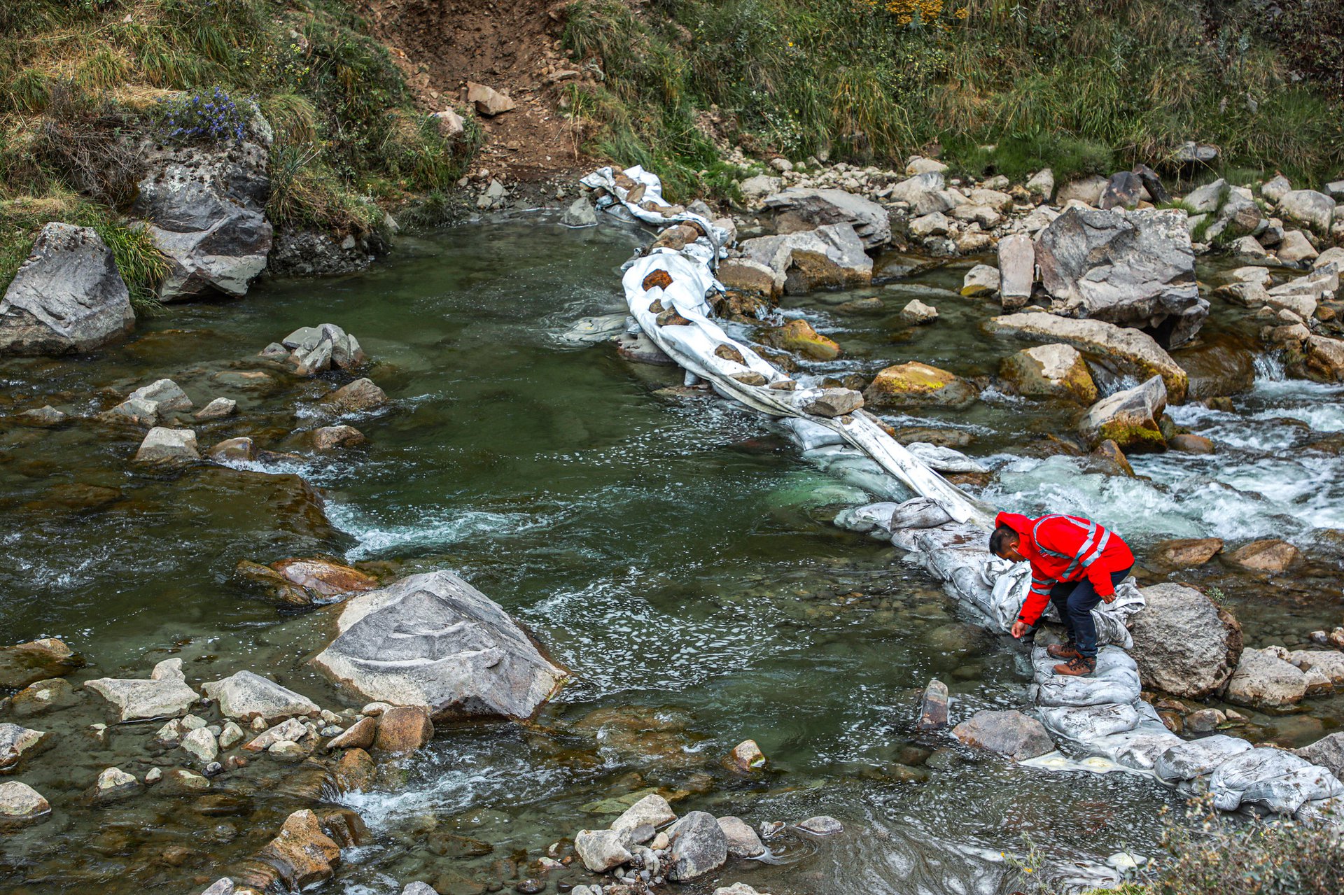 Toma de muestras en el río Chillón