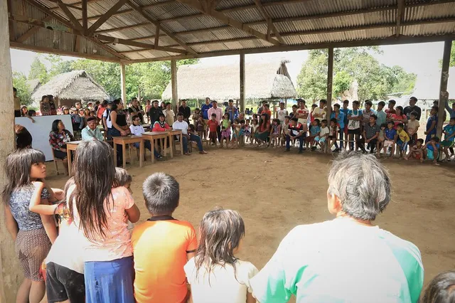 La lideresa Olivia Bisa toma la palabra durante la reunión con el ministro de Salud en la comunidad nativa Inka Roca, en Loreto.