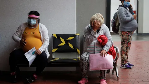 Tres mujeres embarazadas esperan ser atendidas el 27 de julio en el Instituto Nacional Materno Perinatal de Lima. EFE/ Paolo Aguilar