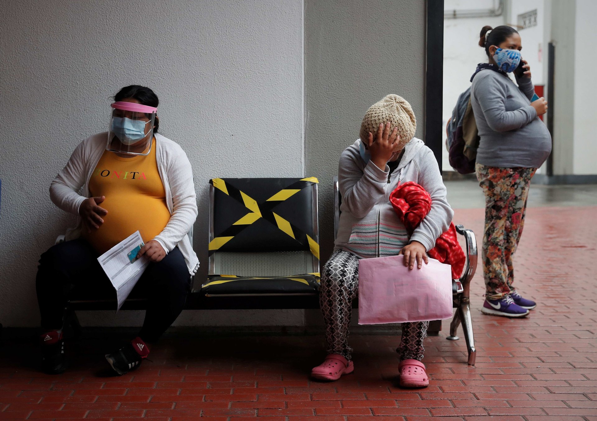 Tres mujeres embarazadas esperan ser atendidas el 27 de julio en el Instituto Nacional Materno Perinatal de Lima. EFE/ Paolo Aguilar