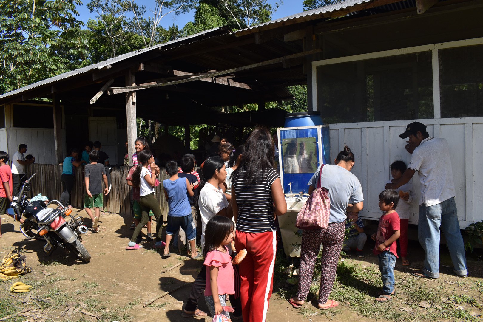 8.-Un grupo de yuquis se reúne para compartir alimentos en la cocina comunitaria. NICOLE VARGAS