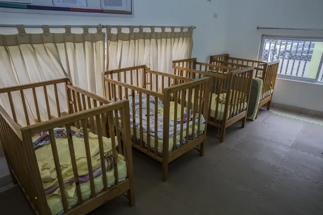 Los niños tienen espacios —y cuidadoras— designados según edades: bebés (6 a 11 meses), gateadores (11 a 18 meses), caminantes (19 a 24 meses) y exploradores (25 a 36 meses).