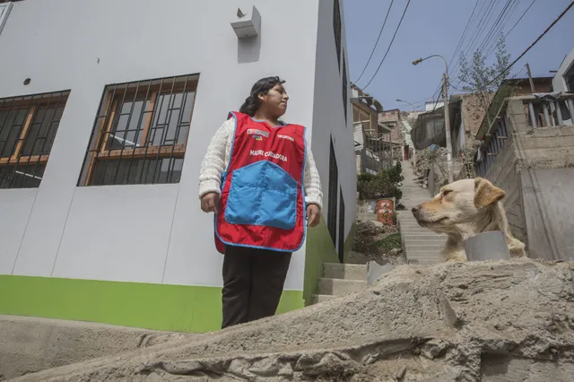 Caterin Gutiérrez empezó a trabajar como madre cuidadora cuando su hijo era usuario de Cuna Más. Aunque el pago que recibe es bajo, valora cuánto ha aprendido en el puesto.
