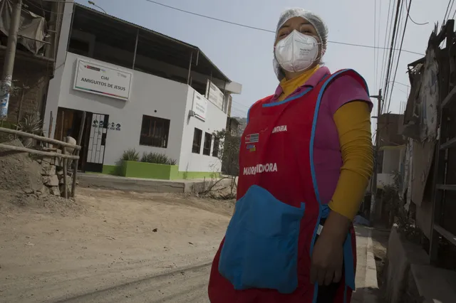 En cuatro años como cuidadora, Roxana Simon ha aprendido a reconocer en el llanto de los niños los problemas que llevan de casa. Aspira a ser psicóloga infantil.