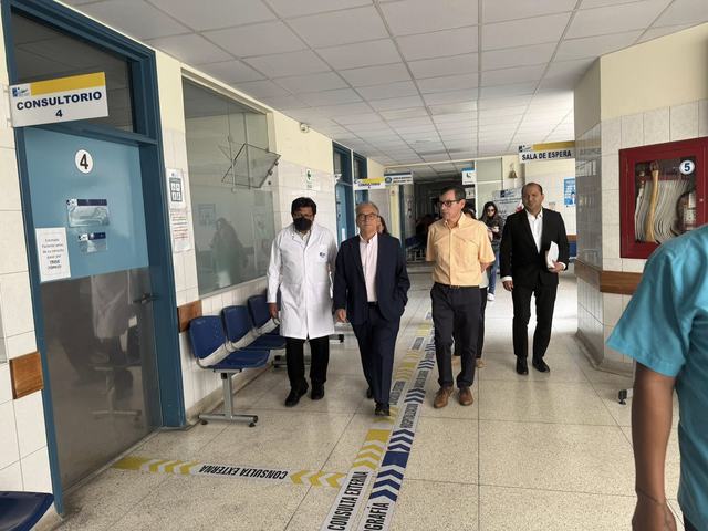 Como asesor de la comisión del Congreso sobre cáncer, Víctor Palacios realizó visitas a hospitales junto al congresista Alejandro Aguinaga