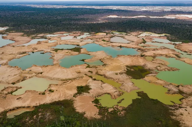 Deforestación provocada por el avance de la minería ilegal en Madre de Dios, Perú.