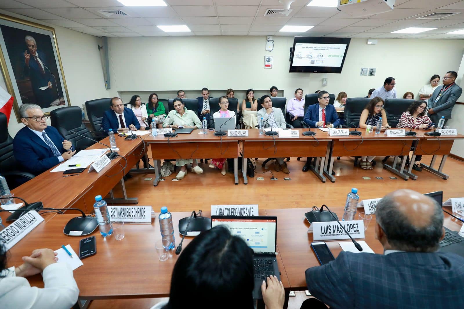 En marzo de 2025, la comisión del Congreso reunió a médicos del INEN, representantes de farmacéuticas y asociaciones de pacientes para discutir