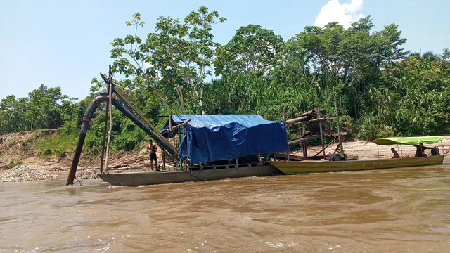 Draga a la orilla del río Cenepa