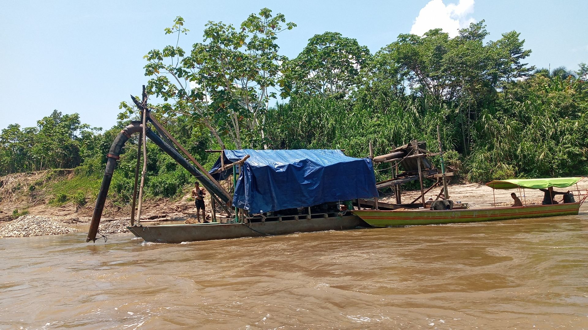 Draga a la orilla del río Cenepa