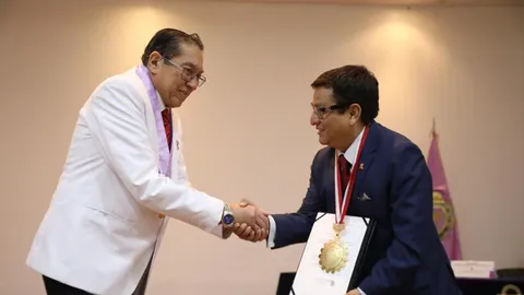 El jueves 18 de julio de 2024, el Colegio Odontológico del Perú entregó una medalla al ministro César Vásquez.