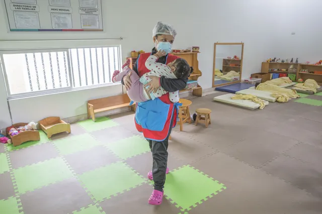 Maciel Vásquez siente que los niños se encariñan con ella fácilmente. A ella le pasa igual. En cada uno, recuerda un detalle de sus hijos.