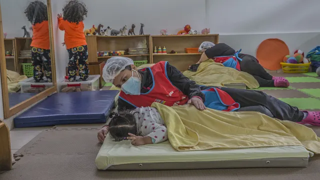 Las mujeres que se desempeñan como cuidadoras en los centros de Cuna Más pasan alrededor de 160 horas al mes con los niños que son parte del servicio. Sus labores incluyen mantenerlos seguros, jugar con ellos, cambiarlos, hacerlos dormir, darles de comer y estimular su aprendizaje.