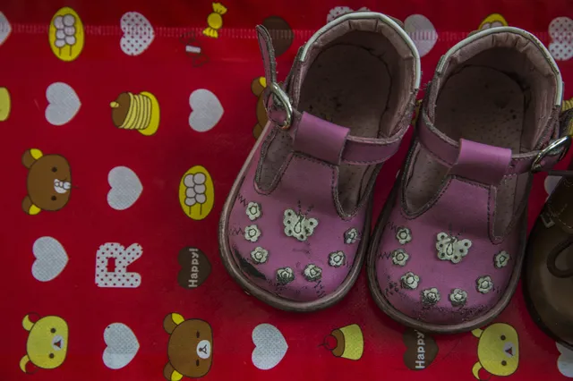 Al llegar a los centros de Cuna Más, los niños dejan sus zapatos en la entrada de la sala y usan pantuflas o crocs.