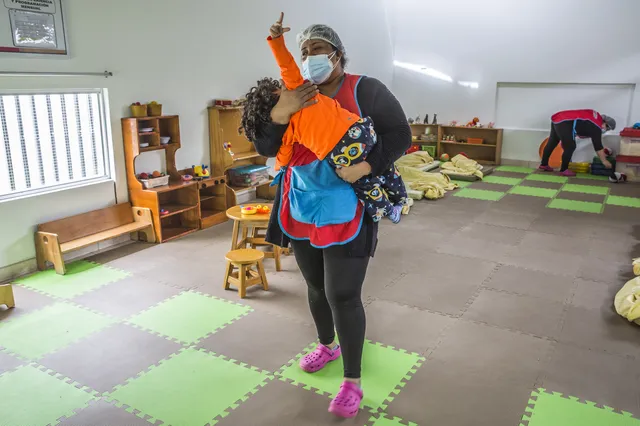 Antes de la pandemia, cada cuidadora en Joyitas del Porvenir se hacía cargo de ocho niños. Ahora, por el aforo, cuidan solo de seis.