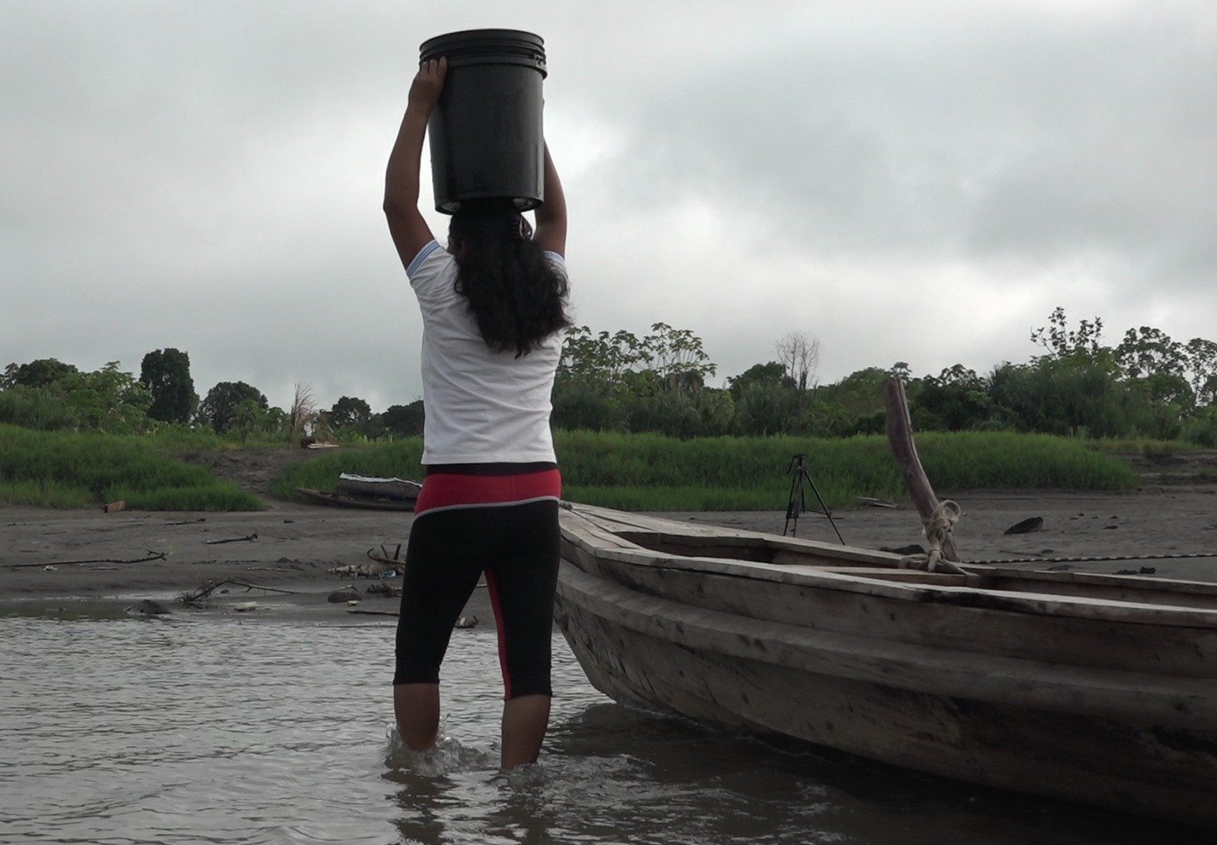 Mariluz sacando agua de rio © Miguel Araoz _ Quisca (1)