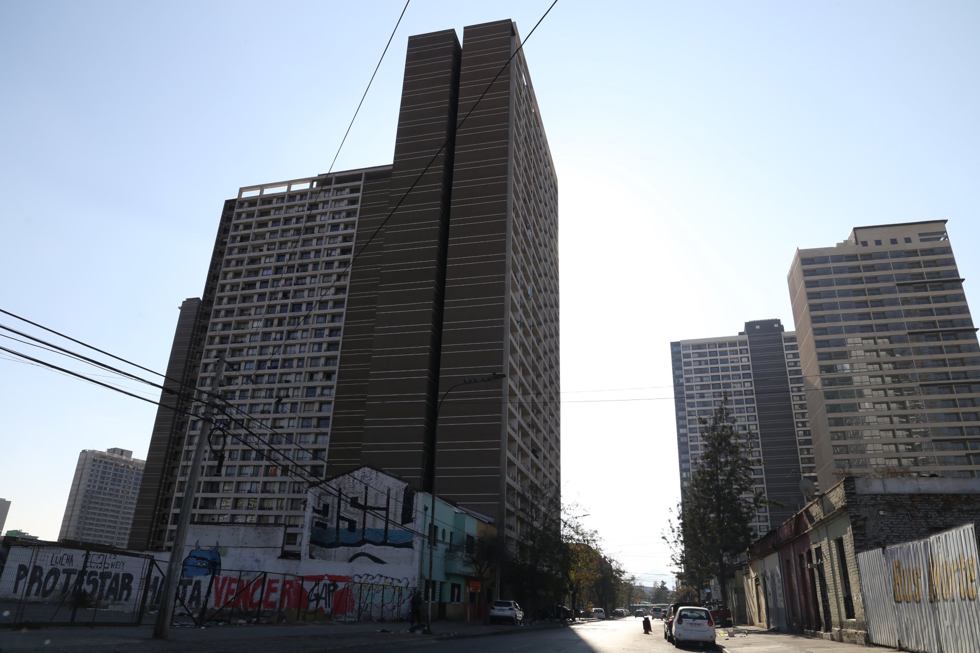 Miles de arrendatarios pasan la cuarentena en las enormes torres de departamentos donde el comercio en espacios reducidos aumenta el riesgo de contagio. Foto Juan Francisco Riumalló