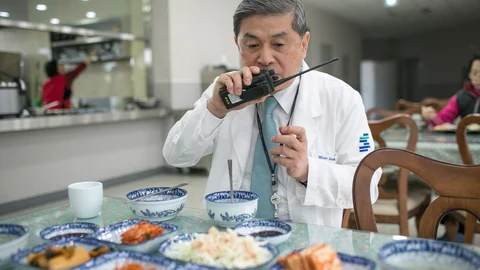 Hwang Woo-suk se comunica con su equipo canino antes de la cirugía en Sooam Biotech Research Foundation.