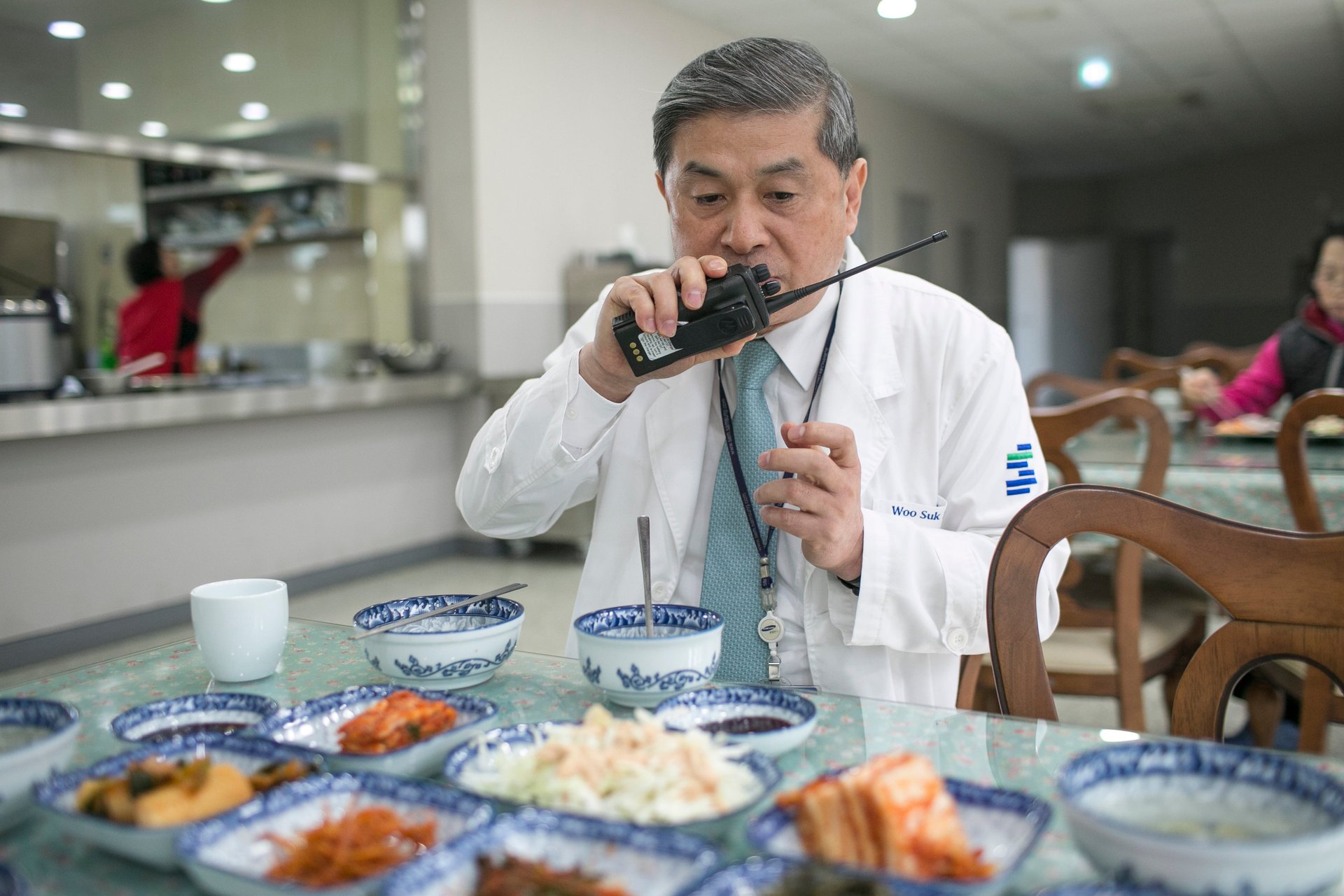 Hwang Woo-suk se comunica con su equipo canino antes de la cirugía en Sooam Biotech Research Foundation.