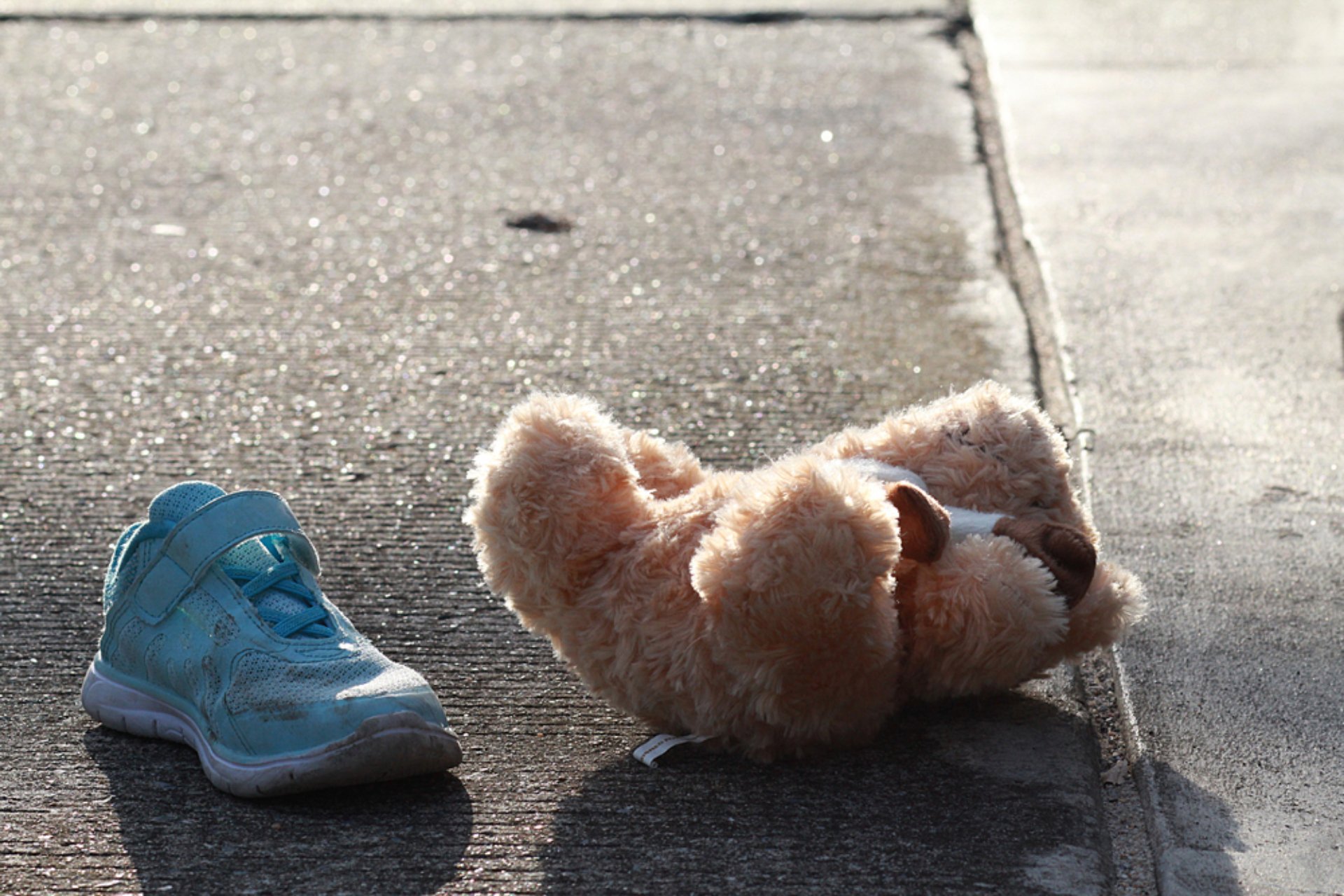 Oso y zapatilla niña en calle.jpg