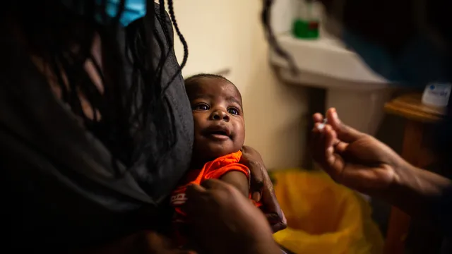 Un bebé recibe la segunda de las cuatro dosis de la vacuna contra la malaria en el Hospital Lumumba en Kisumu, Kenia.