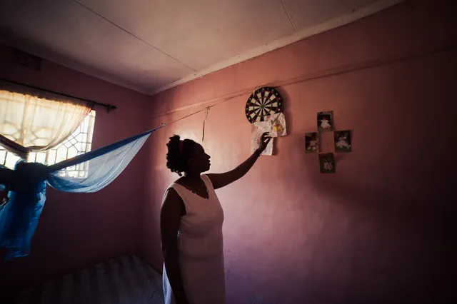 Abdullah en la habitación de su hija. Junto a las fotos de bebé en la pared hay cartas que la niña escribió agradeciendo a su madre por protegerla de los mosquitos con mosquiteros y medidas de prevención.