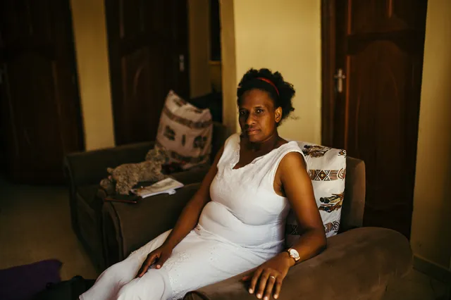 Miriam Abdullah en su casa de Nyalenda, una comunidad pobre de Kisumu. Algunos de sus amigos desarrollaron meningitis después de infectarse con malaria; y uno murió. “La malaria nos ha atormentado como país”, dijo.