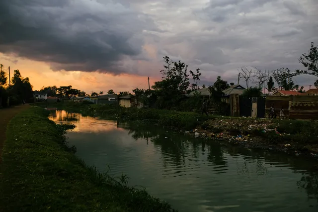 Un atardecer a orillas del río Wigwa, cuerpo de agua que atraviesa Nyalenda y es un criadero de mosquitos.