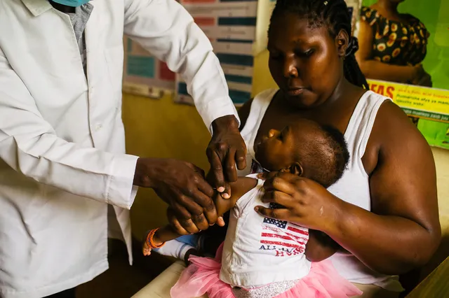 Una niña a punto de recibir una dosis de la vacuna contra la malaria en la Clínica Ring Road en Nyalenda.
