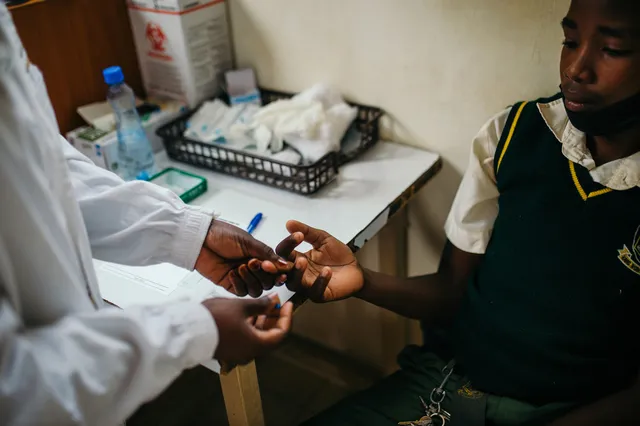 Un niño haciéndose la prueba de la malaria en la sala de enfermería y maternidad de Dunga en Kisumu. Aproximadamente entre un tercio y la mitad de los pacientes que acuden a ese centro tienen problemas de malaria o infecciones.