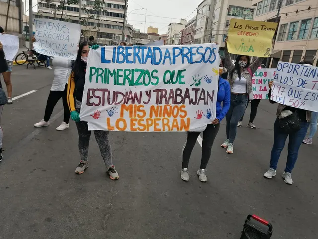 Uno de los tres plantones organizados por Flor Puente, directora del fanpage Presos del Perú, frente al Poder Judicial