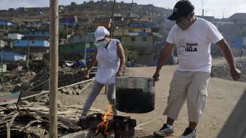Ollas comunes - Villa María del Triunfo - 03/02/2021 / EFE/ Paolo Aguilar