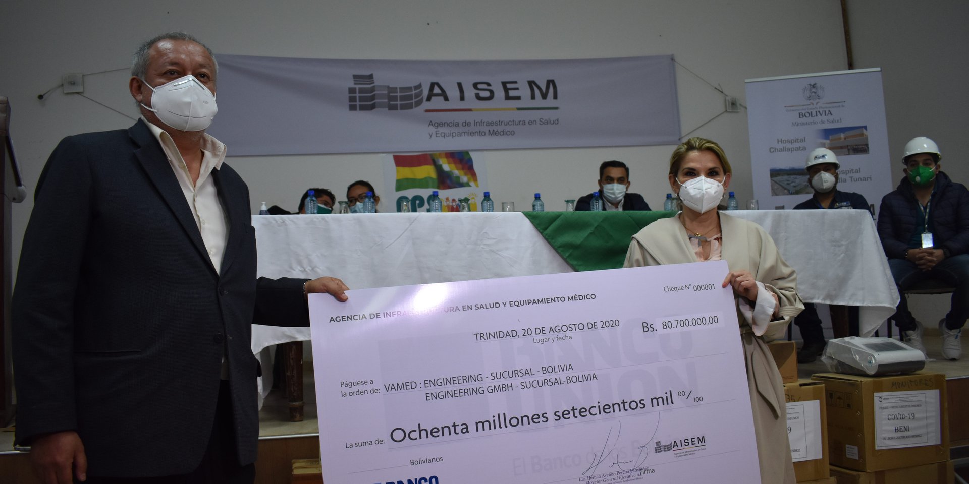 entrega de cheque a la empresa Vamed por la presidenta.jpg