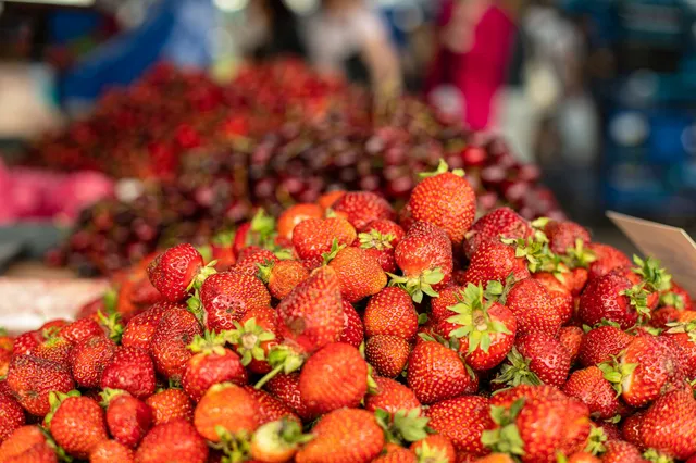 Fresas altas en pesticidas se venden en 5 mercados de Lima y Callao