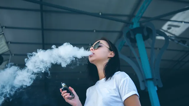 girl_vaping_shutterstock