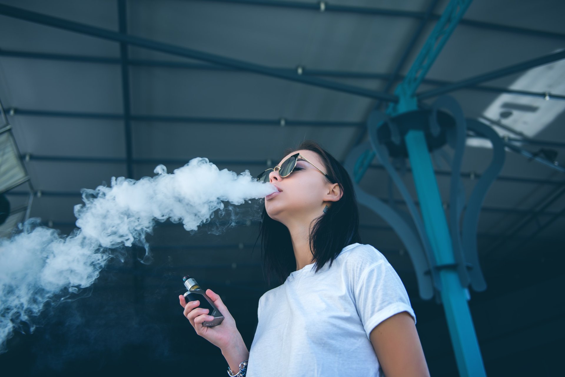 girl_vaping_shutterstock