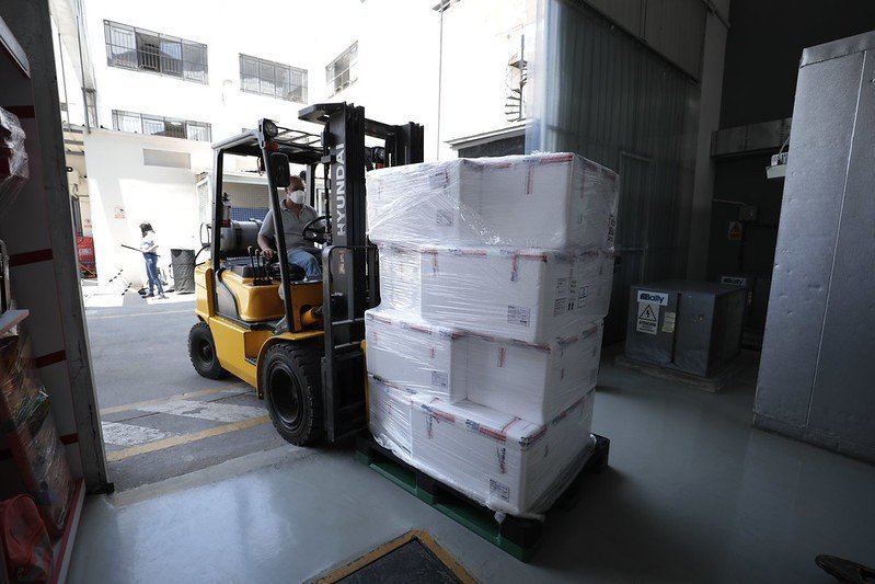 Cajas de medicamentos oncológicos transportados por elevador de carga