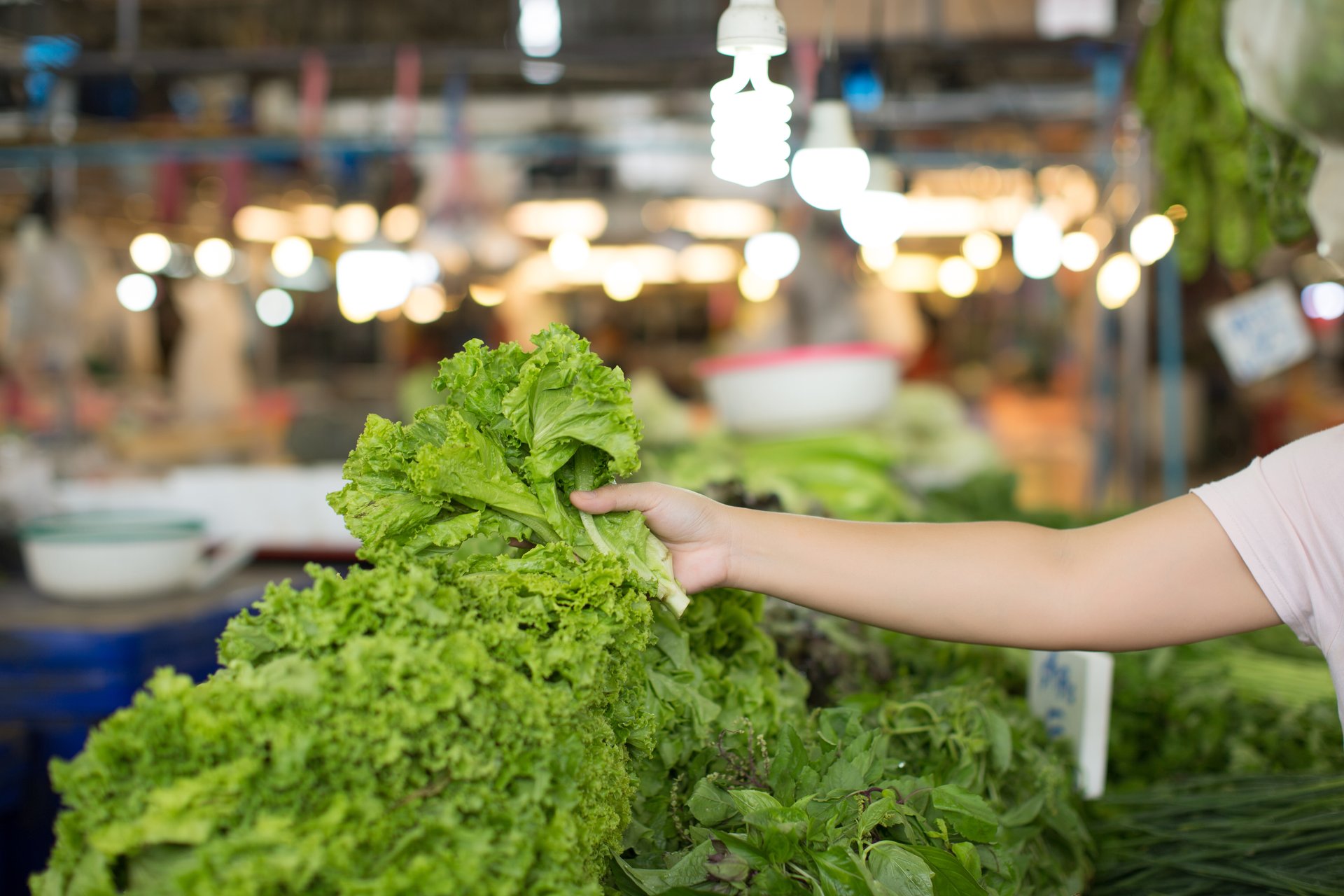 mujer-compra-verduras