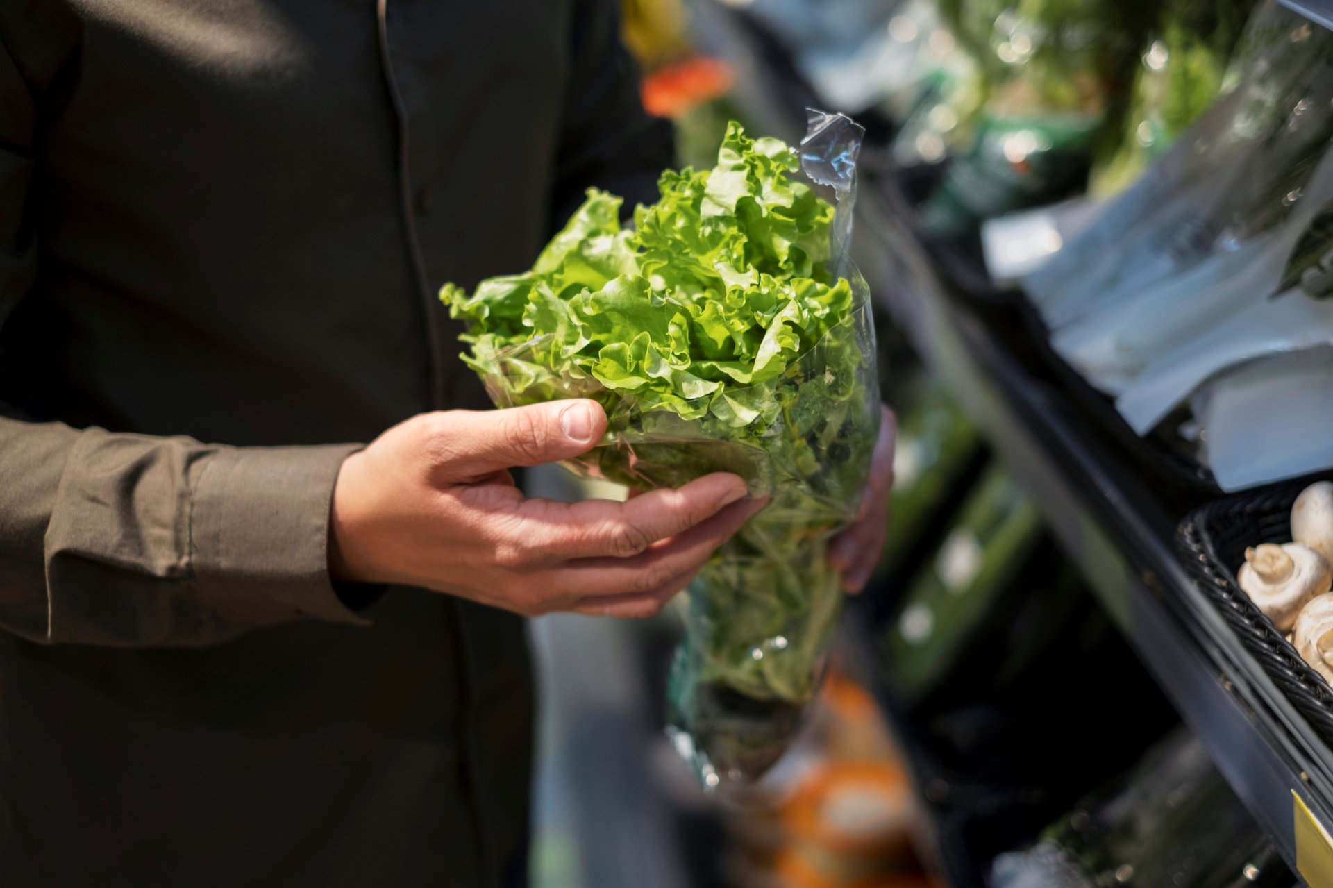 persona-comprando-lechuga