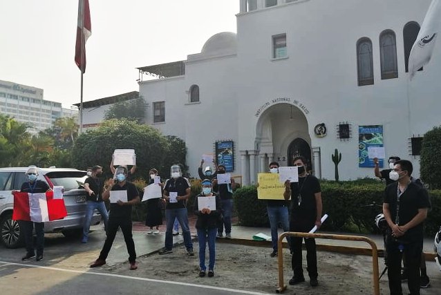 plantón voluntarios Sinopharm.jpg