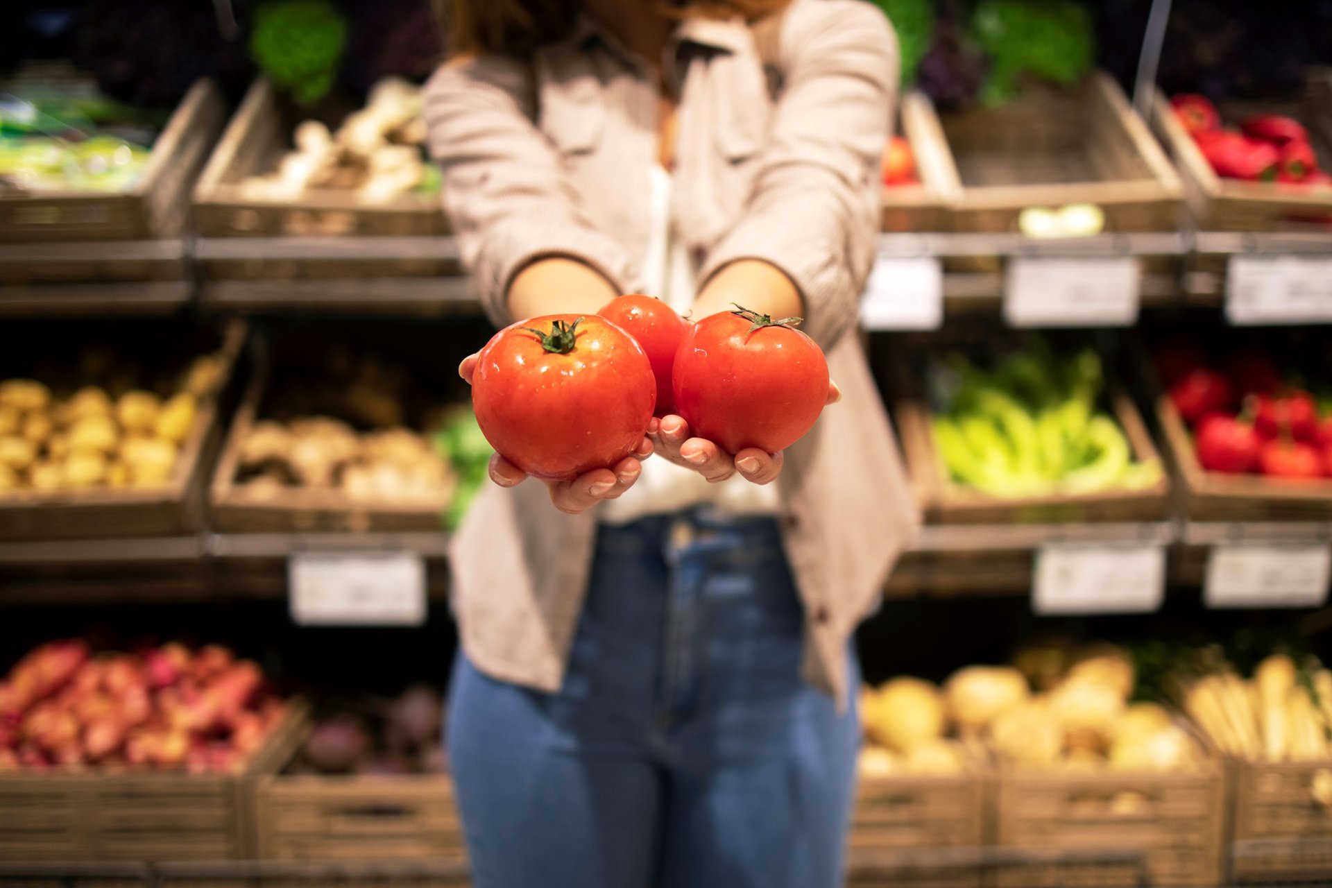 vista-cercana-manos-sosteniendo-tomates