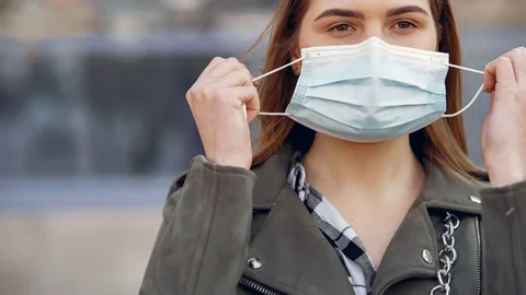 woman-in-mask-stands-on-the-street