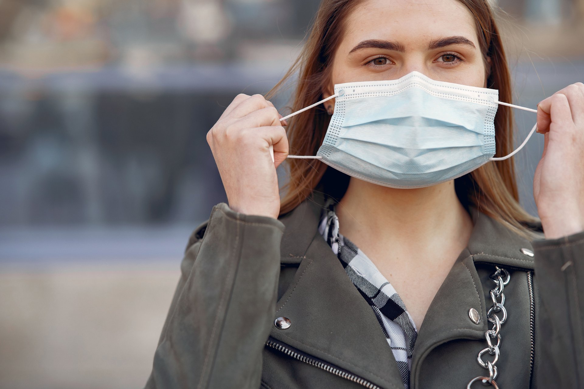 woman-in-mask-stands-on-the-street