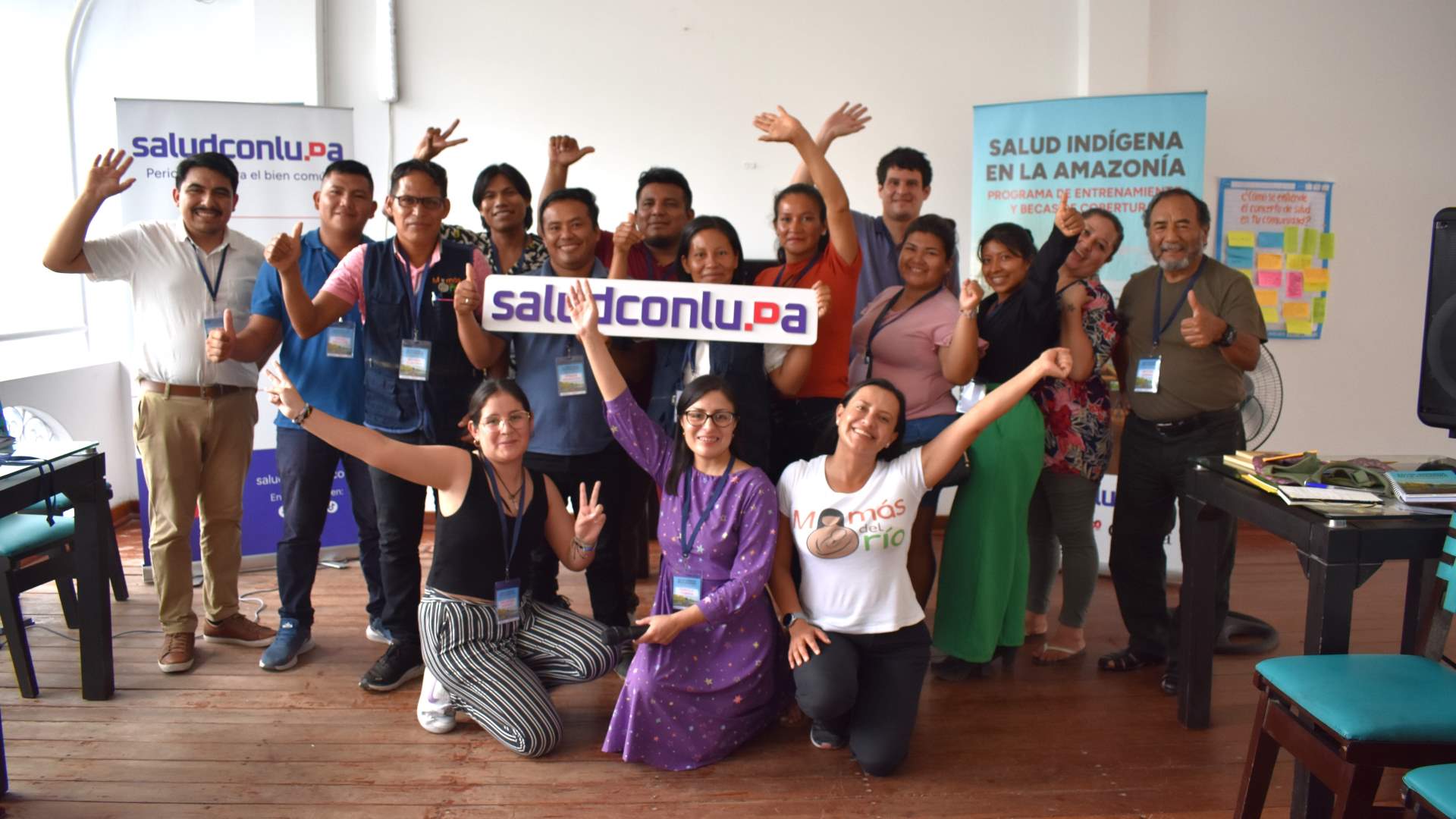 Taller para comunicadores indígenas de Salud con lupa en Iquitos.